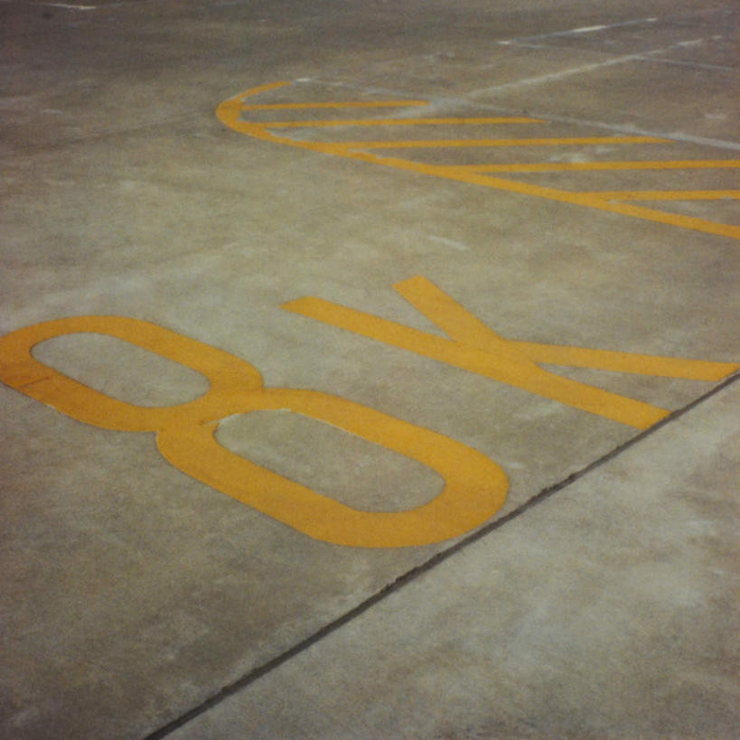 无人,方图,俯视,室外,白天,度假,美景,城市风光,城市,道路,路,公路,标志,路标,数字,文字,字符,景观,交通,娱乐,标识,斑驳,黄色,享受,休闲,景色,放松,阿拉伯数字,马路,彩图,高角度拍摄