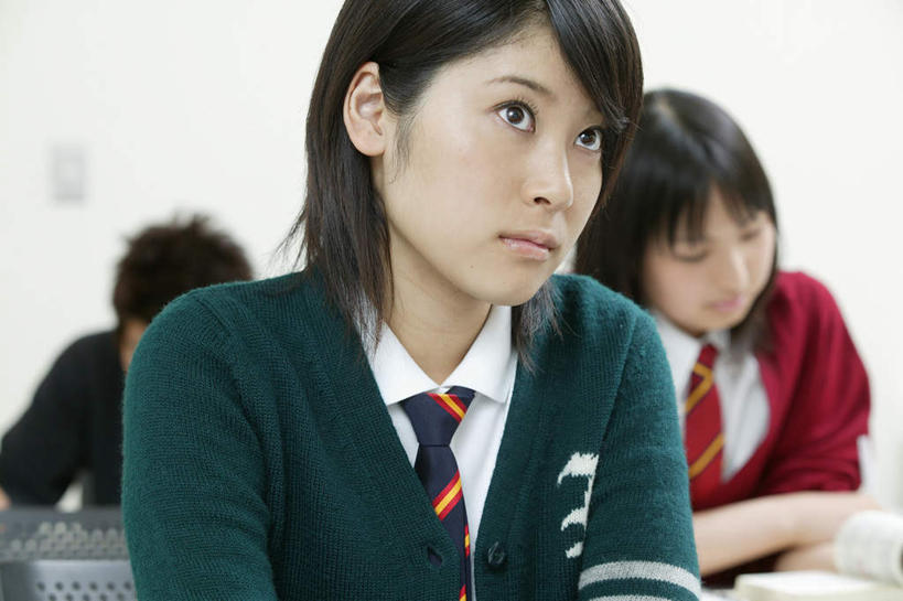 东方人,三个人,伙伴,朋友,坐,横图,室内,白天,正面,制服,友谊,桌子,书籍,亚洲,服装,笔,办公用品,注视,黄种人,书桌,文具,红色,绿色,课桌,学习用品,观察,看,上课,教室,同学,校服,观看,文具用品,察看,课堂,校友,关注,学生服,同窗,学友,友情,男人,男性,年轻男性,年轻女性,女人,女性,亚洲人,长发,书,图书,坐着,半身,彩图,日本校服