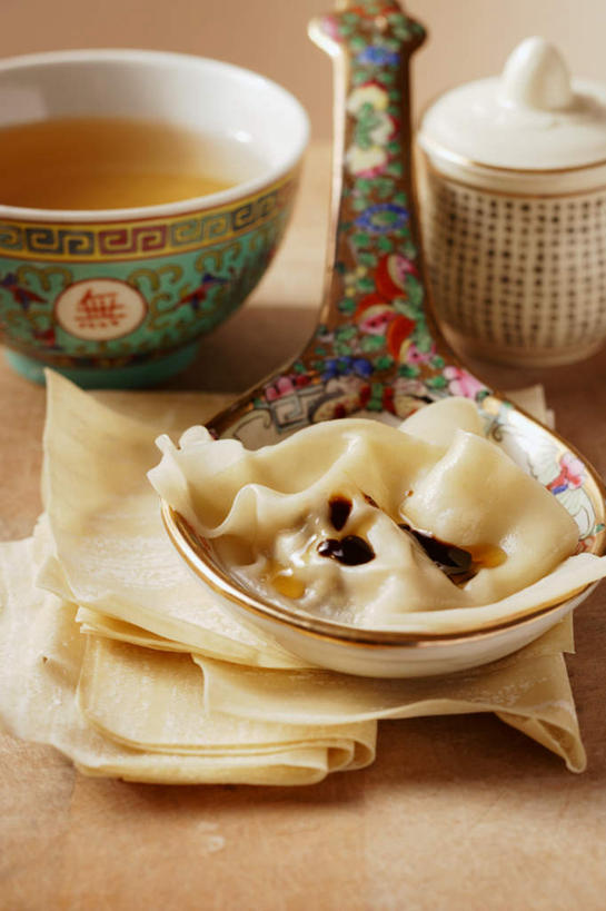 面食,无人,竖图,俯视,室内,特写,白天,中餐,桌面,桌子,杯子,餐具,阴影,反射,木制,碟子,纺织物,盘,影子,勺子,陶瓷,料理,食品,饺子,面点,陶瓷制品,清汤,小吃,食物,一个,盘子,木制品,容器,水杯,调羹,碟,毛巾,汤匙,碗,清洁,中式,摄影,影棚,单个,储藏,保暖,储存,透气,水饺,防水,储水,耐磨,吸水,茶杯,彩图,高角度拍摄,影棚拍摄,拍摄,贮存