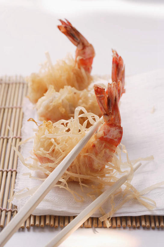 无人,竖图,俯视,室内,特写,白天,烹饪,筷子,桌面,桌子,餐具,一双,阴影,反射,木制,影子,陶瓷,天妇罗,虾,日本料理,料理,食品,陶瓷制品,文化,传统,菜肴,美食,食物,一个,木制品,容器,碗,日式料理,日式,摄影,佳肴,影棚,单个,储藏,礼节,储存,礼仪,斑节对虾,斑节虾,天麸罗,日本对虾,竹节虾,海鲜天妇罗,进餐用具,彩图,高角度拍摄,影棚拍摄,拍摄,贮存
