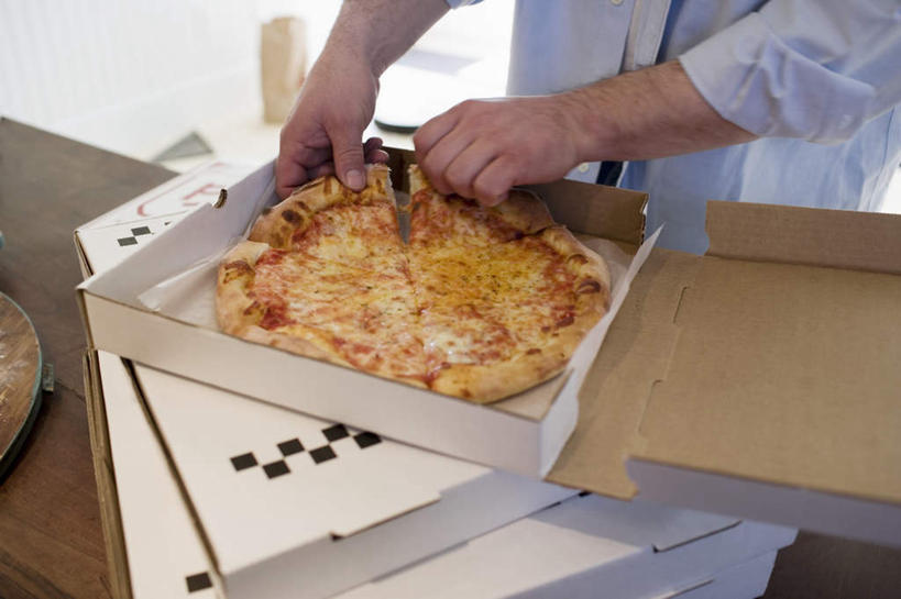 西方人,手,一个人,站,横图,俯视,室内,特写,白天,烹饪,西餐,桌面,桌子,欧洲,欧洲人,双手,仅一个男性,仅一个人,一堆,握,堆叠,堆积,服装,朦胧,模糊,木制,纸盒,料理,食品,披萨,匹萨,拿,拿着,休闲装,菜肴,美食,盒子,食物,仅一个年轻男性,衣服,包装盒,木制品,快餐,站着,休闲,手部,休闲服,西式,握着,服饰,佳肴,堆,撕开,比萨,西式快餐,垃圾食品,意大利薄饼,男人,男性,年轻男性,白种人,站立,半身,彩图,高角度拍摄