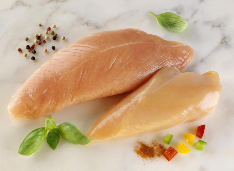 无人,横图,俯视,室内,特写,白天,白色背景,植物,餐桌,桌子,叶子,两块,切开,阴影,反射,影子,调料,调味,鸡肉,肉,香料,佐料,绿叶,草药,黑胡椒,调味品,调味料,肉类,中药,香草,切,嫩叶,摄影,影棚,餐台,罗勒,配料,紫苏,药材,中草药,剖面,肉食,切面,火鸡肉,九层塔,圣约瑟夫草,甜罗勒,兰香,中药材,本草,作料,叶,叶片,胡椒,彩图,高角度拍摄,影棚拍摄,拍摄