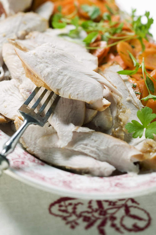 无人,竖图,俯视,室内,特写,白天,白色背景,餐桌,桌子,萝卜,胡萝卜,蔬菜,餐具,叶子,一堆,阴影,堆叠,堆积,新鲜,装饰,反射,叉子,影子,陶瓷,鸡肉,肉,食品,绿叶,陶瓷制品,肉类,食物,两个,容器,碗,嫩叶,摄影,有机食品,绿色食品,影棚,餐台,储藏,堆,华丽,修饰,点缀,配菜,储存,肉食,餐叉,火鸡肉,衬托,美观,雅致,雅观,叶,叶片,进餐用具,红萝卜,甘荀,彩图,高角度拍摄,影棚拍摄,拍摄,贮存