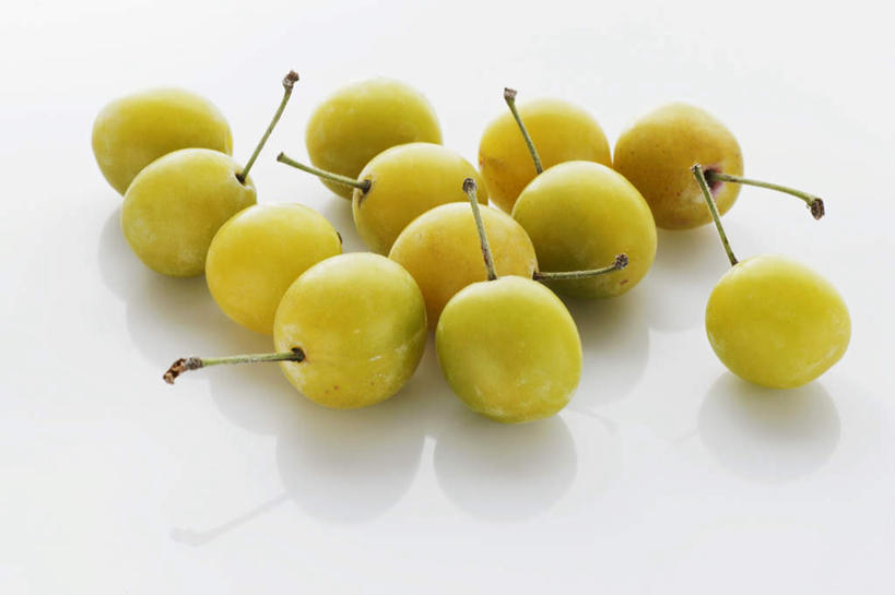 无人,横图,俯视,室内,特写,白天,白色背景,餐桌,桌子,桃子,水果,许多,阴影,新鲜,反射,影子,生食,食品,果实,食物,排列,黄桃,摄影,有机食品,绿色食品,影棚,餐台,肺果,摆列,彩图,高角度拍摄,影棚拍摄,拍摄,布列,分列