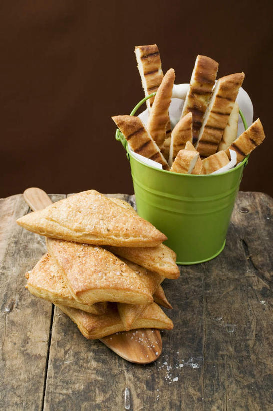 点心,面包,无人,竖图,俯视,室内,特写,白天,桌面,桌子,杯子,阴影,反射,木制,影子,陶瓷,食品,面点,陶瓷制品,食物,糕点,一个,马克杯,木制品,水杯,单个,彩图,高角度拍摄