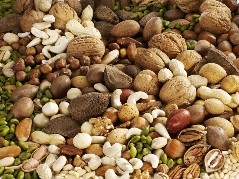 无人,横图,俯视,室内,特写,白天,植物,豆,花生,一堆,许多,阴影,堆叠,堆积,反射,影子,核桃,豆类,豆子,坚果,果实,红色,绿色,白色,干果,摄影,长生果,影棚,堆,无名子,腰果,开心果,花生仁,榛子,豆科,胡桃,巴西栗,巴西坚果,澳洲坚果,夏威夷果,巴西果,落花生,落生,胡棒子,鸡腰果,介寿果,绿仁果,羌桃,山板栗,鲍鱼果,澳洲胡桃,花生米,花生豆,彩图,高角度拍摄,影棚拍摄,拍摄