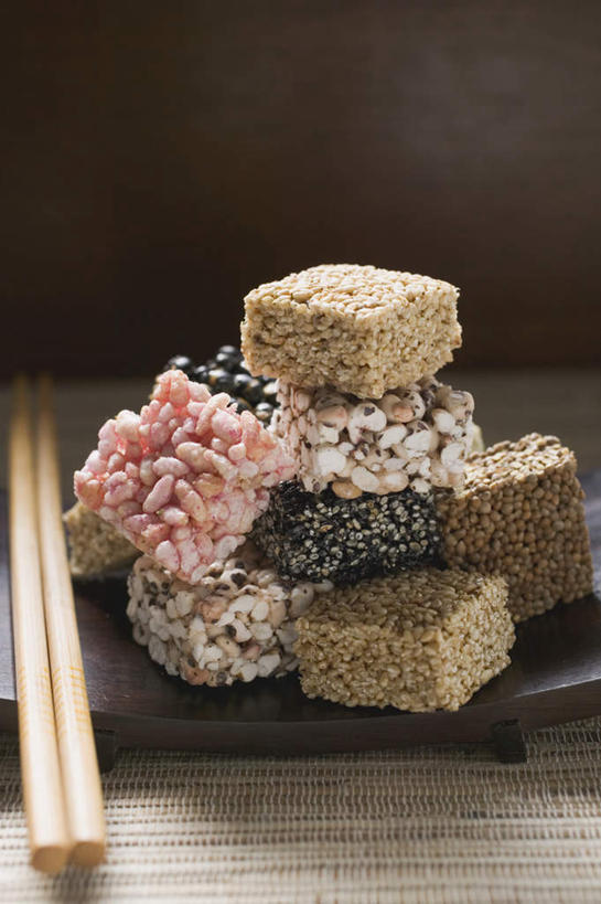 点心,无人,竖图,俯视,室内,特写,白天,烹饪,中餐,筷子,桌面,桌子,蔬菜,餐具,一堆,阴影,堆叠,堆积,新鲜,反射,木制,碟子,盘,影子,芝麻,料理,食品,文化,传统,菜肴,美食,食物,糕点,一个,盘子,木制品,碟,中式,佳肴,有机食品,绿色食品,单个,堆,礼节,炒米,礼仪,脂麻,胡麻,白麻,巨胜子,油麻,进餐用具,彩图,高角度拍摄