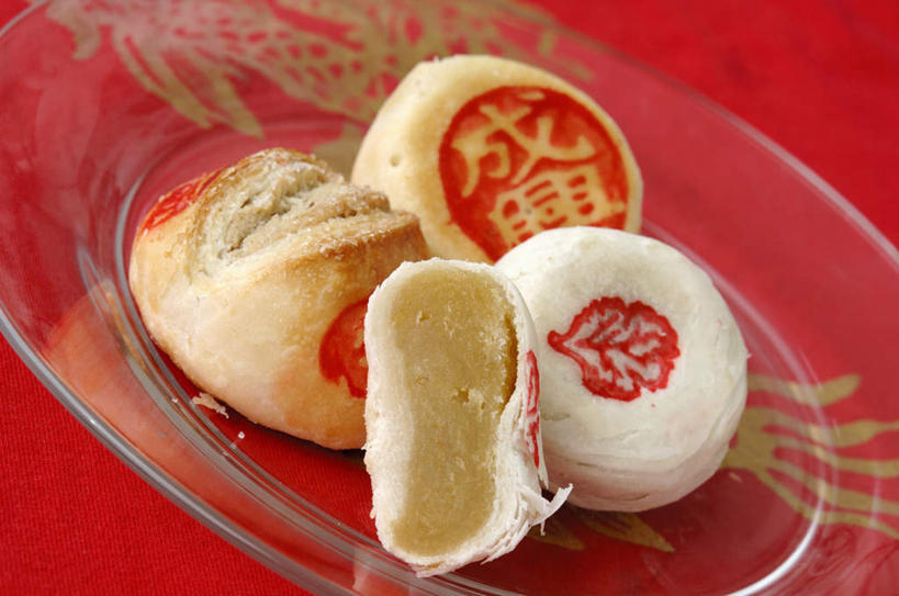 点心,月饼,无人,横图,俯视,室内,特写,白天,餐桌,桌子,餐具,玻璃,切开,阴影,红色背景,反射,标志,碟子,盘,文字,影子,字符,料理,食品,面点,标识,美食,玻璃制品,食物,糕点,一个,盘子,碟,切,中式,汉字,四块,摄影,影棚,单个,餐台,中文,剖面,切面,国文,华文,宫饼,胡饼,团圆饼,小饼,月团,彩图,高角度拍摄,影棚拍摄,拍摄