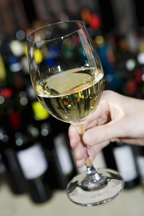 酒,酒瓶,饮料,玻璃瓶,酒杯,瓶子,手部,握着,单手,葡萄酒杯,葡萄酒瓶