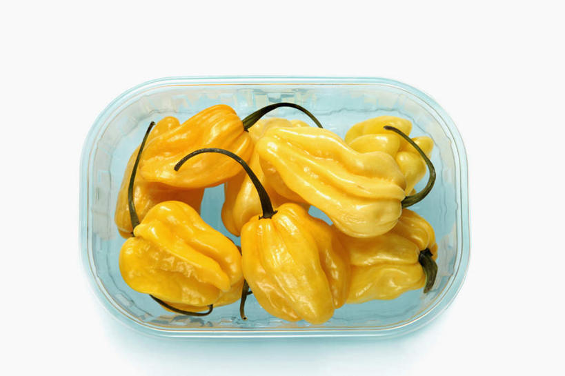 无人,横图,俯视,室内,特写,白天,白色背景,餐桌,桌子,辣椒,蔬菜,餐具,一堆,许多,阴影,堆叠,堆积,新鲜,反射,碟子,盘,影子,塑料,食品,食物,黄色,盘子,塑料制品,碟,摄影,有机食品,绿色食品,影棚,餐台,堆,辣角,大椒,辣虎,广椒,墨西哥辣椒,启波特雷,启波特雷辣椒,辣子,海椒,番椒,彩图,高角度拍摄,影棚拍摄,拍摄