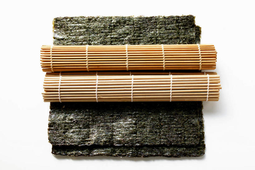 无人,横图,俯视,室内,特写,白天,白色背景,餐桌,桌子,一排,阴影,竹制,整齐,反射,影子,紫菜,排列,两个,摄影,影棚,餐台,堆,竹制品,队列,寿司帘,寿司席,寿司竹,寿司竹卷,寿司竹席,膜菜,索菜,坛紫菜,子菜,紫英,紫瑛,彩图,高角度拍摄,影棚拍摄,拍摄