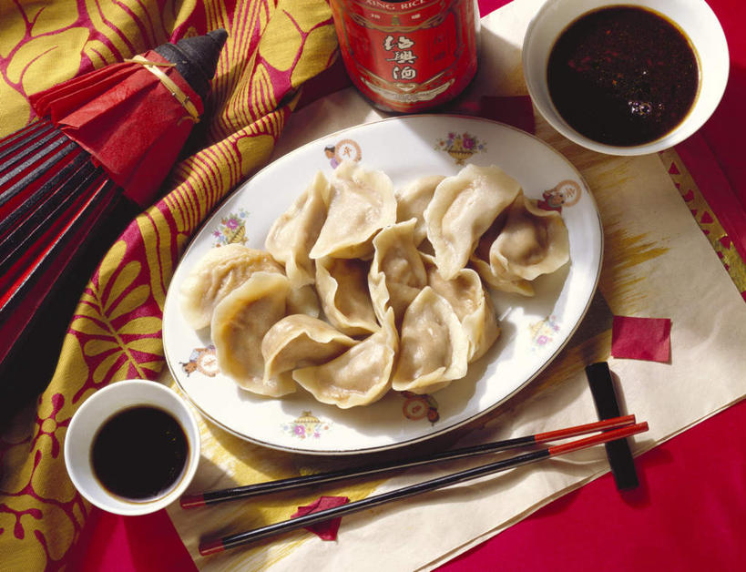 点心,馄饨,面食,无人,横图,俯视,室内,特写,白天,幸福,餐桌,筷子,桌子,餐具,一把,阴影,反射,布料,碟子,盘,伞,影子,雨伞,纸伞,陶瓷,调料,料理,食品,面点,筷架,陶瓷制品,调味品,古典,调味料,布纹,筷枕,油纸伞,文化,阳伞,传统,酱油,美食,桌布,食物,红色,盘子,餐巾,容器,碟,台布,碗,中式,餐台,纪念,储藏,礼节,筷子架,吉祥,储存,古朴,礼仪,扁肉,豉油,平安,进餐用具,彩图,高角度拍摄,贮存
