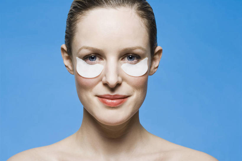 西方人,脸,头,脸颊,一个人,笑,微笑,横图,室内,特写,白天,正面,化妆,美容,欧洲,欧洲人,仅一个年轻女性,仅一个女性,仅一个人,护肤,蓝色背景,美白,注视,裸露,肩膀,化妆品,观察,看,清洁,保养,享受,休闲,面膜,放松,去角质,保健,摄影,影棚,观看,保湿,察看,滋润,眼膜,护肤品,化妆用品,关注,去死皮,裸,护肤用品,舒缓,养颜,片状,片状面膜,去污,控油,紧肤,嫩肤,祛痘,去痘,祛角质,抗衰,再生,增白,补水,祛斑,抗皱,防皱,除皱,去皱,年轻女性,女人,女性,白种人,头部,脸部,脸蛋,面部,半身,彩图,影棚拍摄,拍摄