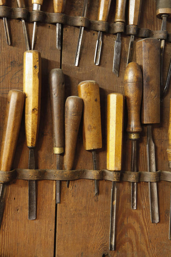 无人,竖图,室内,特写,白天,正面,静物,金属制品,一排,许多,朦胧,模糊,整齐,并列,并排,金属,工具,墙,棕色,架子,墙壁,墙面,排列,凿子,队列,平行,彩图
