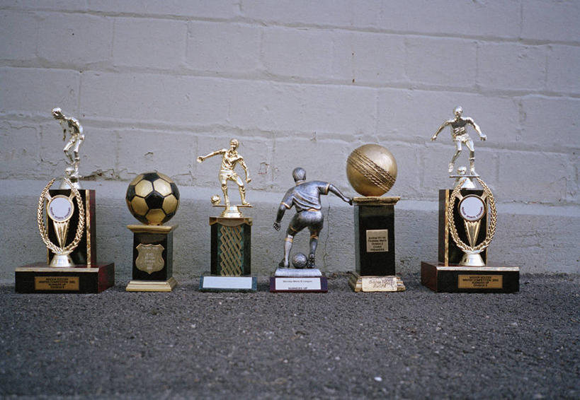 无人,横图,室外,特写,白天,正面,成功,胜利,足球,道路,路,公路,静物,雕塑,一排,许多,朦胧,模糊,艺术,整齐,装饰,雕刻,雕像,墙,足球装备,交通,运动器械,墙壁,墙面,排列,白色,工艺品,健身器械,光彩,纪念,美术,队列,主题,健身器材,荣誉,奖品,陈列,功能,美学,蹴鞠,荣耀,光荣,足球运动,马路,彩图,运动器材,奖杯