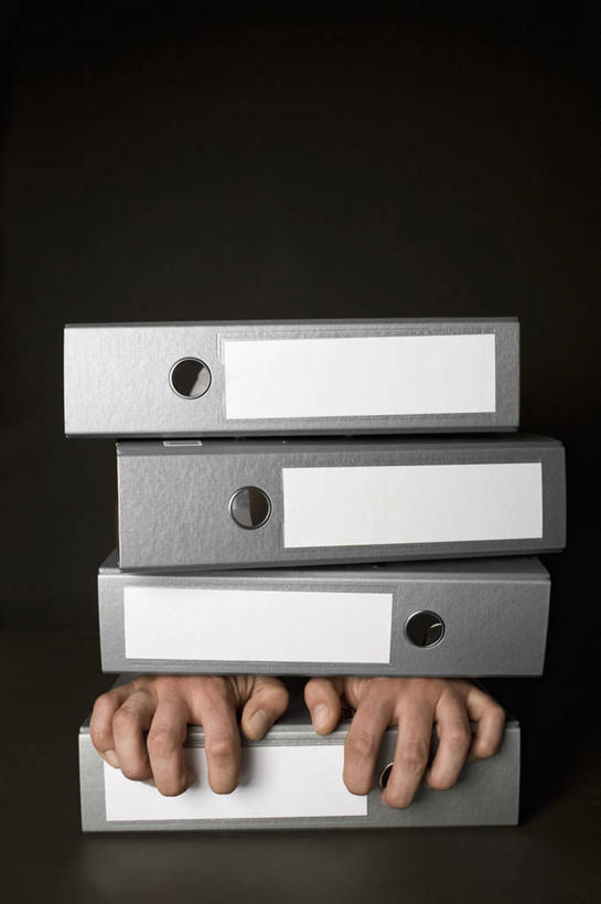 西方人,一个人,竖图,室内,白天,正面,欧洲,欧洲人,仅一个男性,仅一个人,一排,握,黑色背景,整齐,排列,仅一个年轻男性,灰色,四个,握着,摄影,影棚,堆,队列,文件架,资料架,文件框,文件座,资料档,资料座,男人,男性,年轻男性,白种人,半身,彩图,影棚拍摄,拍摄