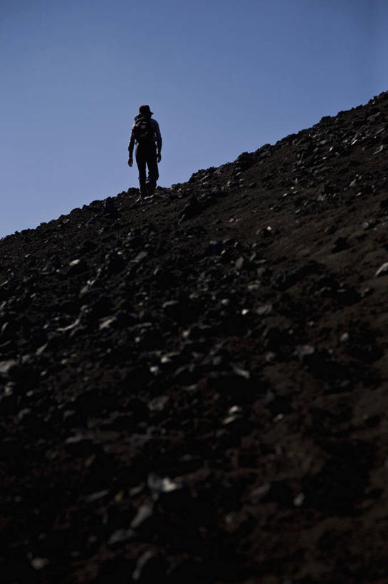 西方人,一个人,站,竖图,室外,白天,仰视,旅游,度假,石头,美景,山,山脉,欧洲,智利,欧洲人,仅一个年轻女性,仅一个女性,仅一个人,阴影,服装,光线,石子,影子,景观,山顶,山峰,山峦,背光,注视,休闲装,娱乐,衣服,蓝色,蓝天,天空,阳光,自然,群山,天,观察,看,站着,享受,休闲,休闲服,景色,南美,放松,服饰,晴朗,观看,察看,南美洲,拉丁美洲,关注,自然风光,美洲,逆光,沉积岩,万里无云,亚美利加洲,南亚美利加洲,智利共和国,颠峰,极峰,水成岩,阿劳卡尼亚大区,年轻女性,女人,女性,白种人,石块,岩石,晴空,晴空万里,站立,彩图,低角度拍摄,全身,隆基迈火山