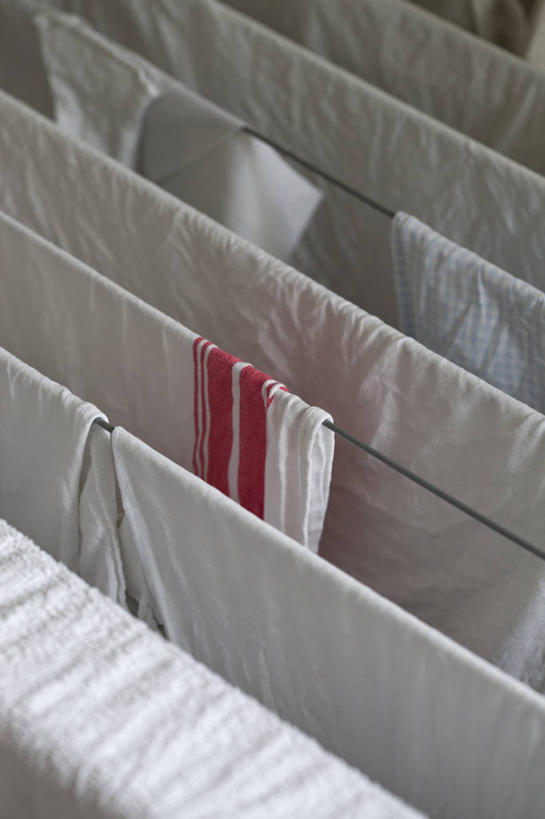 无人,竖图,俯视,室外,特写,白天,静物,纺织品,一排,许多,吊挂,悬挂,整齐,布,纺织物,织物,挂,抹布,排列,红色,白色,晾衣绳,绳子,毛巾,清洁,保暖,队列,透气,防水,储水,耐磨,吸水,彩图,高角度拍摄