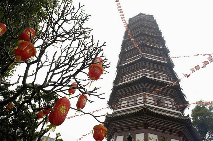 无人,寺庙,横图,室外,白天,仰视,旅游,度假,名胜古迹,植物,标志建筑,地标,建筑,叶子,照明,中国,亚洲,吊挂,悬挂,遗迹,灯笼,纸灯笼,塔,绿叶,枝条,挂,古迹,文物,娱乐,建设,古建筑,宝塔,树,树木,树枝,灯具,庙宇,享受,休闲,嫩叶,旅游胜地,放松,照亮,照明设备,古文明,东亚,广东,广东省,中华人民共和国,华南地区,粤,浮图,浮屠,虬枝,枝杈,叶,叶片,彩图,低角度拍摄,庙,寺