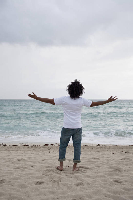 西方人,一个人,站,伸展双臂,竖图,室外,白天,海浪,海洋,沙滩,欧洲,非洲,黑人,欧洲人,仅一个男性,仅一个人,服装,裤子,沙子,海岸,浪花,乌云,云,阴天,云朵,沙地,云彩,牛仔裤,休闲装,光脚,仅一个年轻男性,背面,衣服,天空,海水,天,站着,休闲,赤脚,休闲服,服饰,昏暗,阴沉,海景,男人,男性,年轻男性,非洲人,大海,风浪,海,海水的波动,海滩,近岸浪,涌浪,敞开双臂,伸开双臂,展开双肩,站立,张开手臂,张开双臂,彩图,全身