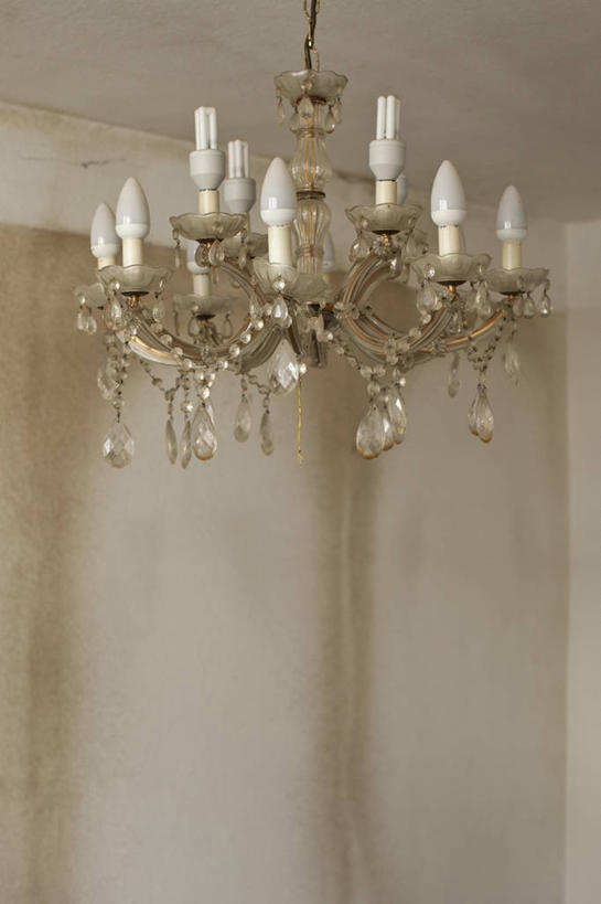 无人,竖图,室内,特写,白天,仰视,静物,照明,吊挂,悬挂,墙,灯光,褐色,挂,吊灯,墙壁,墙面,灯,灯具,肮脏,华丽,照亮,照明设备,邋遢,一盏,富丽,华美,龌龊,污秽,彩图,低角度拍摄