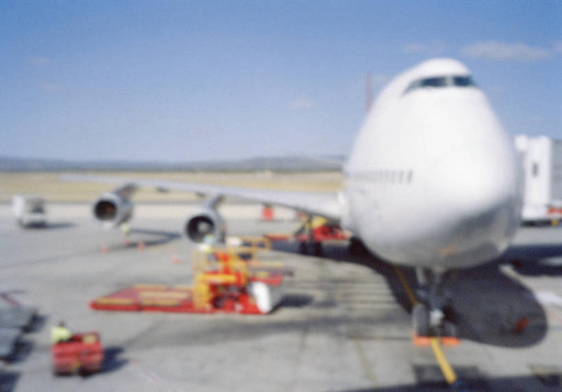 无人,机场,横图,室外,白天,正面,石油,飞机,飞机场,阴影,朦胧,模糊,光线,影子,云,云朵,交通,云彩,航空,蓝色,白云,蓝天,天空,阳光,停机坪,交通工具,天,运输,晴朗,客机,载具,煤油,火油,晴空,彩图