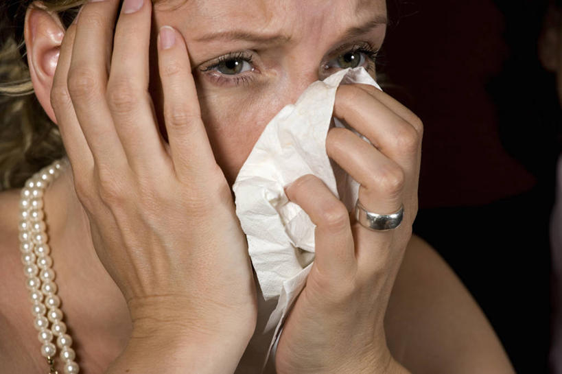 西方人,脸,头,脸颊,手,一个人,横图,室内,特写,白天,正面,爱情,失败,生活用品,项链,欧洲,欧洲人,双手,仅一个女性,仅一个人,擦,撑,抚摸,握,黑色背景,沮丧,纸,浪漫,拿,拿着,托腮,注视,装饰品,戒指,饰品,首饰,纸巾,日用品,观察,看,托,仅一个中年女性,难受,手部,恩爱,无奈,擦拭,握着,卫生纸,观看,失望,悲伤,信物,察看,伤心,难过,权利,关注,托下巴,失落,颓废,挫败,受挫,落败,落空,错过,失足,失意,失策,失算,颓丧,衰颓,悲哀,懊丧,颓靡,气馁,丧气,手饰,生活用纸,揩擦,拭,败北,挫折,失利,女人,女性,中年女性,白种人,头部,脸部,脸蛋,面部,半身,彩图,轻抚