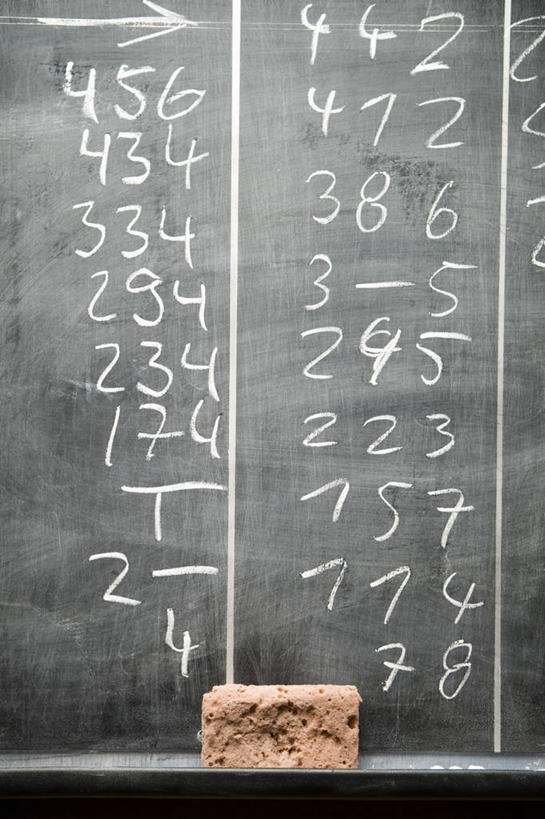 无人,学校,竖图,室内,特写,白天,正面,静物,笔,标志,工具,数字,文字,字符,方向,标识,校园,箭头,粉笔,黑板擦,学习用品,黑板,教室,教学,阿拉伯数字,文具用品,指向,数学,簇,耐磨,白垩,教学黑板,粉笔擦,彩图