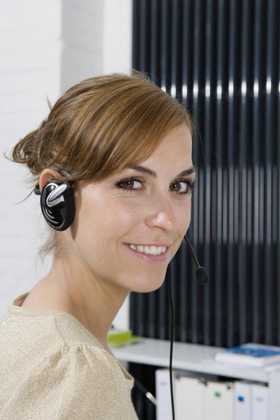 西方人,脸,头,脸颊,一个人,商务人士,商务女性,办公室,笑,微笑,露齿笑,竖图,室内,特写,白天,侧面,通讯,客服,欧洲,欧洲人,仅一个年轻女性,仅一个女性,仅一个人,套装,信息,话务员,扭头,注视,肩膀,耳机,耳麦,话筒,观察,看,转头,服务,通信,观看,协调,察看,麦克风,头戴式耳麦,关注,销售,商务装,工薪阶层,客服人员,电话销售,接待员,客户服务,年轻女性,女人,女性,白种人,头部,脸部,脸蛋,面部,白领,接线员,上班族,半身,彩图,头戴式耳机