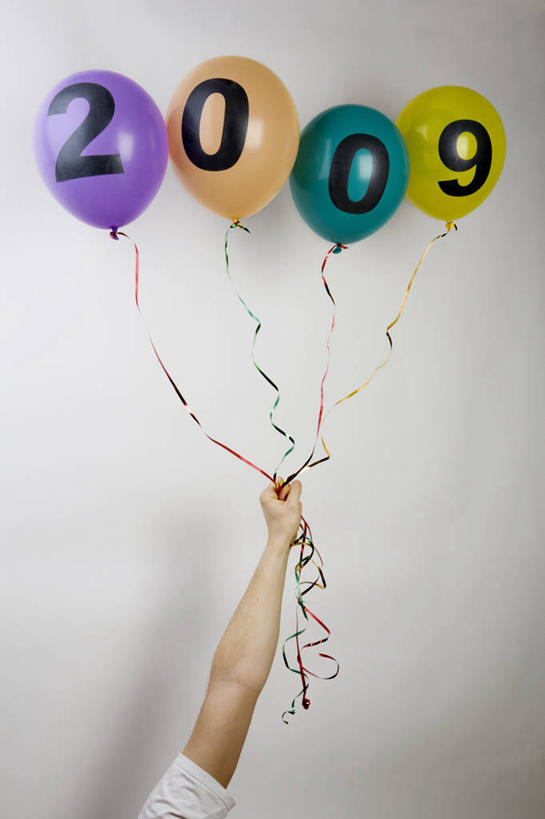 手,举,竖图,室内,特写,白天,白色背景,正面,阴影,装饰,反射,标志,数字,文字,影子,字符,塑料,标识,气球,塑料制品,托,四个,手部,橡胶,摄影,阿拉伯数字,影棚,单手,华丽,修饰,点缀,橡胶制品,衬托,美观,雅致,雅观,举起,举手,举着,向上举,向上伸,向上托,半身,彩图,影棚拍摄,拍摄