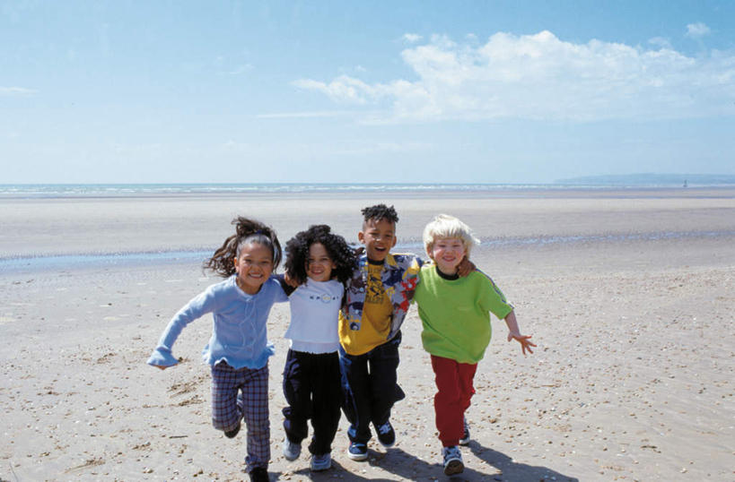 西方人,儿童,四个人,伙伴,朋友,跑,笑,微笑,露齿笑,横图,室外,白天,正面,友谊,纯洁,沙滩,欧洲,欧洲人,阴影,服装,光线,沙子,影子,海岸,水平线,云,云朵,辽阔,海平线,沙地,云彩,注视,休闲装,小孩,衣服,蓝色,白云,蓝天,天空,阳光,天,观察,看,休闲,广阔,休闲服,可爱,童年,童趣,服饰,晴朗,观看,一望无际,察看,关注,童真,烂漫,无邪,无边无际,一马平川,天真,友情,男孩,男人,男性,女孩,女人,女性,白种人,海滩,晴空,跑步,彩图,全身,水天相接,水天一线,男生,女生