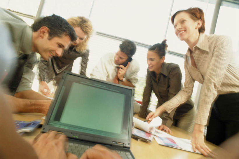 西方人,同事,商务人士,商务男性,商务女性,办公室,站,笑,说,打电话,微笑,露齿笑,横图,室内,白天,正面,衬衫,西装,讨论,成功,合作,团队,集体,信心,电脑,笔记本电脑,窗户,家具,落地窗,桌子,电话,手机,欧洲,欧洲人,敲打,握,阴影,套装,正装,朦胧,模糊,光线,网络,材料,档案,文件,影子,纸,办公桌,领带,许多人,拿,听,拿着,注视,职业装,输入,通讯设备,队伍,玻璃窗,手稿,资料,打字,观察,看,站着,一群人,握着,观看,点击,敲击,证明,察看,无线,领导,成就,关注,文档,通信设备,商务装,无线网络,合伙,领袖,无线上网,便携式电脑,工薪阶层,办公家具,交流,按键,手提电脑,男人,男性,年轻男性,年轻女性,女人,女性,白种人,白领,上班族,沟通,讲话,交谈,商讨,说话,谈话,通话,站立,半身,彩图,衬衣