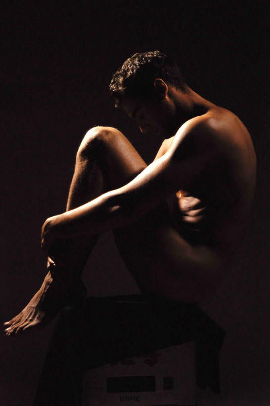 西方人,肌肉,健壮,一个人,坐,抱,竖图,室内,白天,侧面,欧洲,欧洲人,仅一个男性,仅一个人,阴影,黑色背景,光线,影子,注视,裸露,仅一个年轻男性,低头,观察,看,健康,活力,力量,帅哥,摄影,影棚,赤裸,抱着,观看,飘逸,青春,美男,察看,搂着,强壮,关注,裸,萧洒,潇洒,花美男,靓仔,俊男,美男子,型男,男人,男性,年轻男性,白种人,搂,搂抱,坐着,彩图,全身,影棚拍摄,拍摄