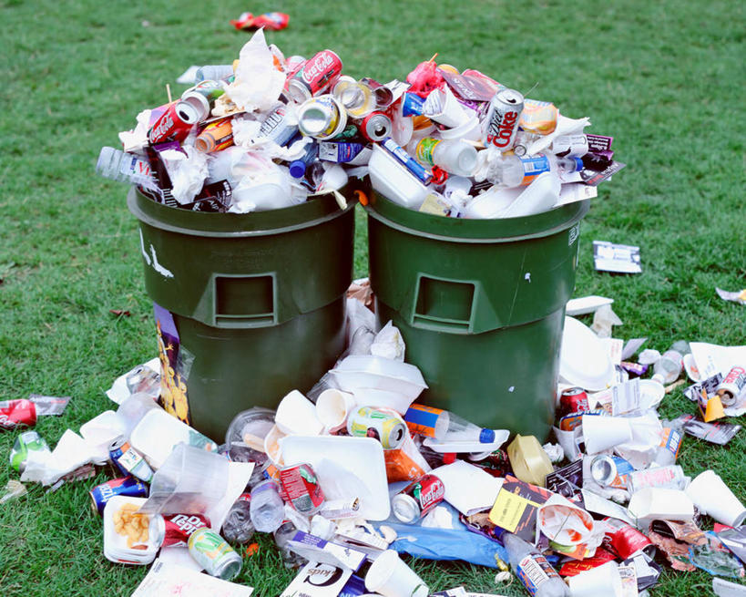 无人,横图,俯视,室外,白天,草地,草坪,植物,袋子,金属制品,阴影,环保,光线,金属,包装,材料,档案,罐子,文件,影子,纸,塑料,垃圾,垃圾桶,草,饮料,绿色,容器,手稿,塑料制品,资料