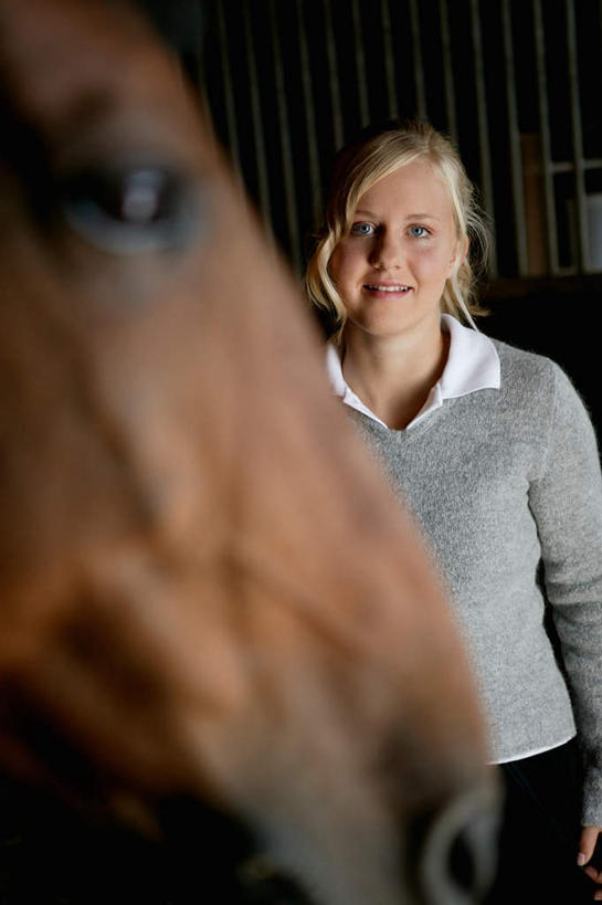 西方人,一个人,农场,站,笑,微笑,竖图,室内,白天,正面,畜牧业,牧场,马,野生动物,欧洲,欧洲人,仅一个年轻女性,仅一个女性,仅一个人,黑色背景,服装,朦胧,模糊,马厩,注视,休闲装,马场,一匹,衣服,动物,观察,看,站着,休闲,休闲服,运输,服饰,牲畜,观看,察看,关注,畜牧,牧业,年轻女性,女人,女性,白种人,站立,半身,彩图