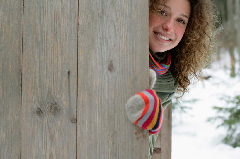 西方人,一个人,站,笑,微笑,露齿笑,横图,室外,白天,正面,树林,雪,植物,大雪,门,欧洲,欧洲人,仅一个年轻女性,仅一个女性,仅一个人,阴影,服装,装饰,光线,木制,影子,积雪,雪景,冬季,冬天,注视,树,树木,衣服,绿色,自然,木制品,手套,围巾,门框,扶,观察,看,站着,温暖,寒冷,服饰,生长,成长,围脖,观看,羽绒服,保暖,华丽,点缀,察看,扶着,御寒,关注,衬托,美观,雅致,雅观,严寒,冬装,年轻女性,女人,女性,白种人,站立,半身,彩图