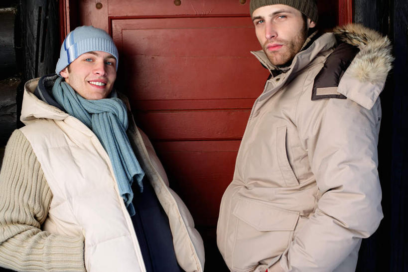 西方人,两个人,伙伴,朋友,站,笑,微笑,露齿笑,横图,室外,白天,侧面,友谊,门,帽子,欧洲,欧洲人,阴影,服装,装饰,光线,木制,影子,扭头,注视,衣服,红色,木制品,围巾,门框,观察,看,站着,转头,温暖,服饰,围脖,观看,羽绒服,保暖,华丽,点缀,察看,御寒,关注,双手抄兜,双手放兜,衬托,美观,雅致,雅观,编织帽,冬装,友情,男人,男性,年轻男性,白种人,插兜,两手抄兜,两手放兜,手插兜,手放口袋,站立,半身,彩图,手抄兜