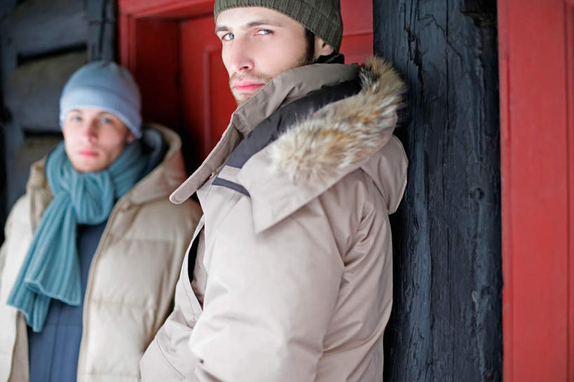 西方人,背部,两个人,伙伴,朋友,家,木屋,站,笑,微笑,横图,室外,白天,正面,友谊,门,帽子,欧洲,欧洲人,阴影,服装,朦胧,模糊,装饰,光线,影子,注视,住宅,衣服,红色,围巾,门框,观察,看,站着,温暖,服饰,围脖,观看,羽绒服,保暖,华丽,点缀,察看,御寒,关注,双手抄兜,双手放兜,衬托,美观,雅致,雅观,编织帽,冬装,友情,男人,男性,年轻男性,白种人,插兜,两手抄兜,两手放兜,手插兜,手放口袋,站立,半身,彩图,茅舍,茅屋,棚屋,小木屋,小屋,手抄兜