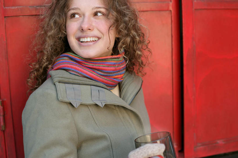 西方人,一个人,家,木屋,站,笑,微笑,露齿笑,横图,室外,白天,正面,靠垫,门,杯子,欧洲,欧洲人,仅一个年轻女性,仅一个女性,仅一个人,握,阴影,服装,装饰,光线,瓷器,影子,咖啡杯,靠枕,陶瓷制品,拿,拿着,注视,住宅,衣服,红色,围巾,垫子,门框,枕头,观察,看,站着,温暖,握着,服饰,围脖,观看,羽绒服,保暖,华丽,点缀,察看,御寒,关注,瓷杯,衬托,美观,雅致,雅观,冬装,年轻女性,女人,女性,白种人,站立,半身,彩图,茅舍,茅屋,棚屋,小木屋,小屋