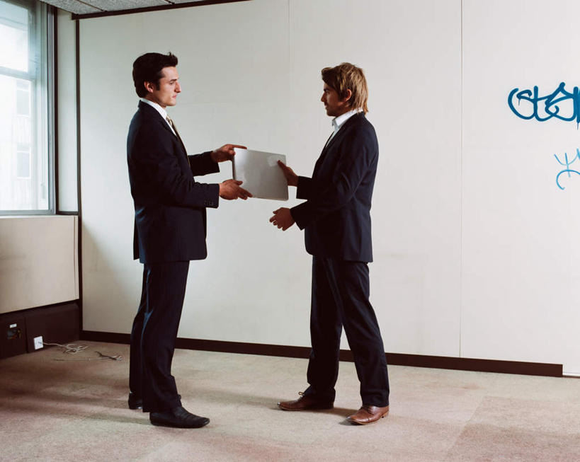 西方人,两个人,伙伴,朋友,商务人士,商务男性,站,横图,室内,白天,侧面,抽象,衬衫,绘画,友谊,合作,团队,电脑,笔记本电脑,窗户,欧洲,欧洲人,握,阴影,套装,艺术,光线,网络,彩绘,图案,影子,墙,艺术品,古典,文化,通讯设备,玻璃窗,相视,墙壁,墙面,白色,工艺品,品味,站着,概念,面对面,战略,握着,对视,一台,美术,无线,高雅,通信设备,相对,商务装,无线网络,无线上网,便携式电脑,工薪阶层,相看,美学,联合,合谋,图文,配合,协作,手提电脑,男人,男性,年轻男性,白种人,白领,上班族,站立,彩图,全身,衬衣,涂鸦