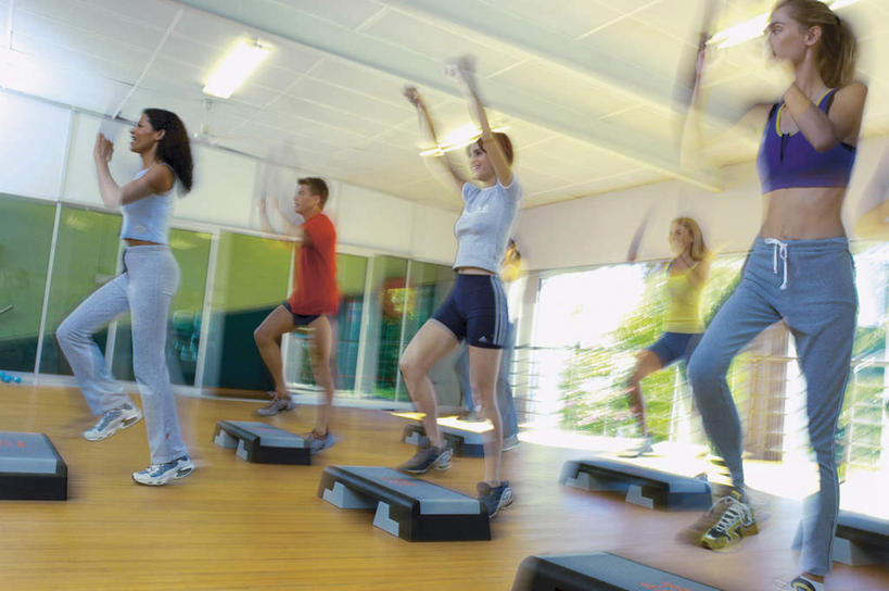 西方人,伙伴,朋友,健身房,栏杆,跳,举,笑,微笑,露齿笑,横图,室内,白天,仰视,运动服,锻炼,友谊,运动,植物,窗户,镜子,落地窗,欧洲,欧洲人,五个人,许多,阴影,服装,朦胧,模糊,光线,扶手,影子,墙,许多人,注视,护栏,玻璃窗,墙壁,墙面,树,树木,排列,衣服,绿色,白色,自然,垫子,观察,看,托,一群人,服饰,生长,成长,观看,镜像,察看,衣着,镜面,穿着,关注,摆列,衣饰,体育,友情,男人,男性,年轻男性,年轻女性,女人,女性,白种人,举起,举手,举着,跳跃,向上举,向上伸,向上托,彩图,低角度拍摄,全身,健身,健身馆,布列,分列,运动装