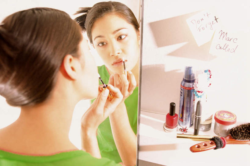 东方人,嘴,一个人,坐,横图,室内,白天,化妆,美容,镜子,亚洲,仅一个年轻女性,仅一个女性,仅一个人,护肤,握,阴影,服装,朦胧,模糊,装饰,反射,粘性,光线,标志,文字,影子,字符,字母,墙,办公用品,便利贴,便签,拿,梳子,指甲油,拿着,注视,休闲装,黄种人,标识,唇刷,墙壁,墙面,文具,排列,背面,衣服,白色,化妆镜,化妆刷,刷子,日用品,嘟嘴,观察,看,保养,享受,休闲,休闲服,撅嘴,放松,握着,保健,服饰,观看,华丽,修饰,办公设备,文具用品,记事,点缀,镜像,察看,美容工具,镜面,关注,头绳,养颜,彩妆刷,化妆工具,美发用品,光学,快捷,衬托,美观,雅致,雅观,文化工具,方便,N次贴,便条贴,告诉贴,即时贴,摆列,年轻女性,女人,女性,亚洲人,嘴巴,嘴唇,坐着,半身,彩图,布列,分列