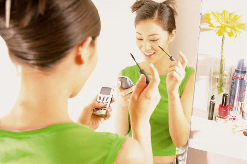 东方人,一个人,坐,打电话,横图,室内,白天,化妆,美容,镜子,电话,手机,亚洲,仅一个年轻女性,仅一个女性,仅一个人,护肤,敲打,握,阴影,服装,朦胧,模糊,装饰,反射,粘性,光线,标志,文字,影子,字符,字母,墙,办公用品,便利贴,便签,拿,梳子,指甲油,拿着,注视,休闲装,黄种人,输入,通讯设备,标识,墙壁,墙面,文具,排列,背面,衣服,白色,化妆镜,化妆刷,刷子,日用品,打字,低头,观察,看,保养,享受,休闲,休闲服,放松,握着,保健,服饰,眼影刷,观看,点击,华丽,修饰,敲击,办公设备,文具用品,记事,点缀,镜像,察看,美容工具,镜面,关注,头绳,养颜,彩妆刷,化妆工具,美发用品,光学,快捷,衬托,美观,雅致,雅观,文化工具,方便,N次贴,便条贴,告诉贴,即时贴,摆列,交流,按键,年轻女性,女人,女性,亚洲人,嘴唇,沟通,通话,坐着,半身,彩图,布列,分列