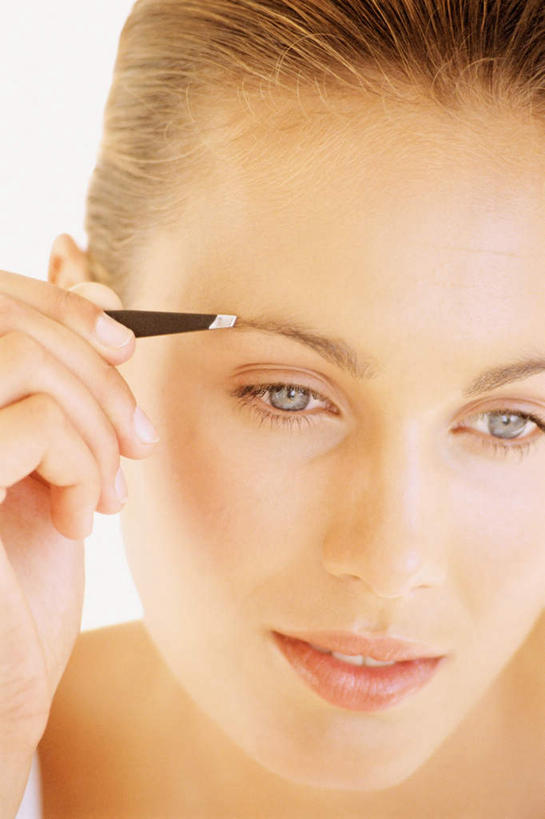 西方人,脸,头,脸颊,手,一个人,站,笑,微笑,竖图,室内,特写,白天,正面,欧洲,欧洲人,仅一个年轻女性,仅一个女性,仅一个人,握,阴影,朦胧,模糊,光线,影子,拿,拿着,注视,肩膀,观察,看,站着,手部,握着,观看,单手,察看,美容工具,关注,修眉刀,化妆工具,年轻女性,女人,女性,白种人,头部,脸部,脸蛋,面部,站立,半身,彩图