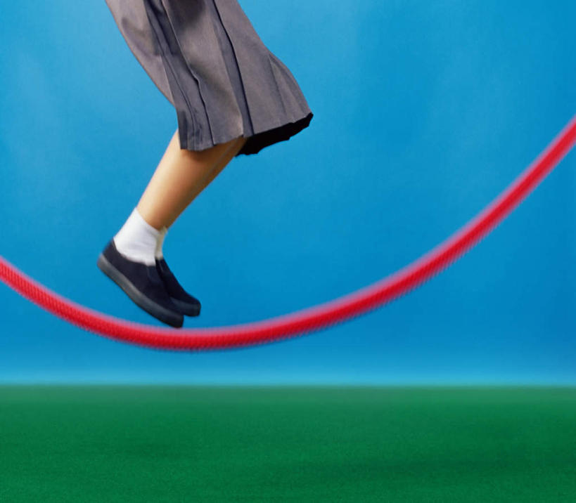 西方人,儿童,一个人,跳,跳绳,横图,室内,白天,侧面,裙子,制服,纯洁,欧洲,欧洲人,仅一个女性,仅一个人,一根,阴影,蓝色背景,服装,朦胧,模糊,光线,影子,半空,注视,长裙,小孩,红色,绳子,观察,看,仅一个小孩,校服,可爱,童年,童趣,摄影,影棚,观看,半身裙,察看,关注,童真,烂漫,无邪,学生服,天真,女孩,女人,女性,白种人,孩子,跳跃,半身,彩图,影棚拍摄,拍摄,女生