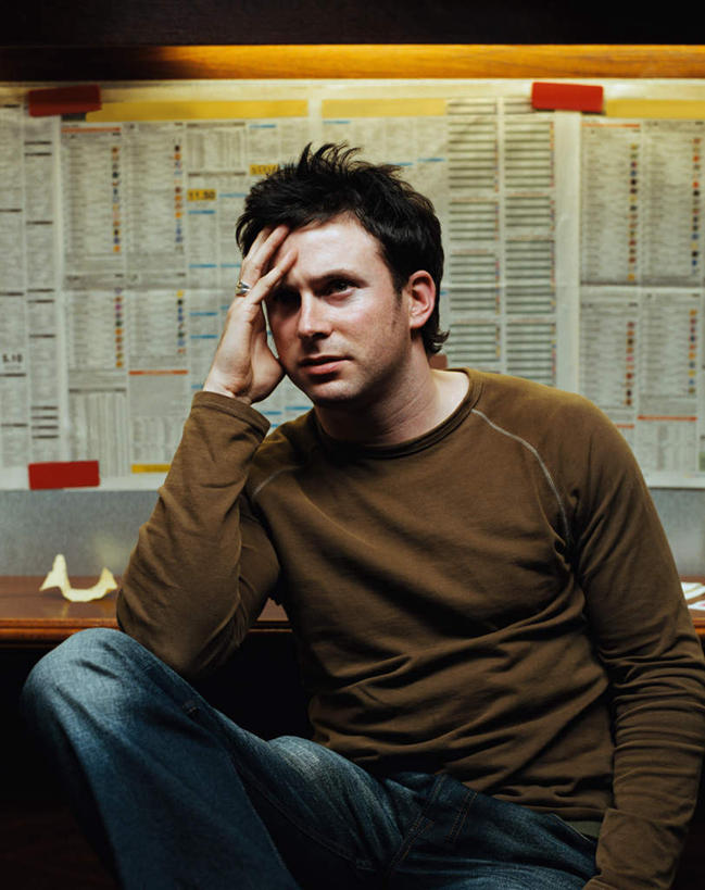 西方人,一个人,坐,竖图,室内,白天,正面,爱情,失败,桌子,椅子,欧洲,欧洲人,仅一个男性,仅一个人,撑,阴影,服装,沮丧,光线,材料,档案,文件,影子,纸,墙,浪漫,注视,休闲装,书桌,墙壁,墙面,装饰品,仅一个年轻男性,衣服,戒指,课桌,饰品,手稿,首饰,资料,观察,看,休闲,难受,休闲服,恩爱,无奈,服饰,观看,失望,悲伤,信物,证明,察看,撑着,伤心,难过,权利,关注,失落,文档,颓废,挫败,受挫,落败,落空,错过,失足,失意,失策,失算,颓丧,衰颓,悲哀,懊丧,颓靡,气馁,丧气,手饰,败北,挫折,失利,男人,男性,年轻男性,白种人,坐着,半身,彩图