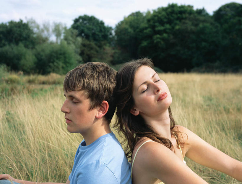 西方人,两个人,坐,闭眼,横图,室外,白天,侧面,爱情,安全,植物,欧洲,欧洲人,服装,枯萎,枯草,浪漫,依靠,休闲装,草,树,树木,衣服,黄色,绿色,自然,倚靠,背靠背,休闲,温暖,温馨,休闲服,恩爱,背对背,恋人,服饰,生长,成长,和睦,信任,男人,男性,年轻男性,年轻女性,女人,女性,白种人,情侣,闭眼睛,闭着眼,闭着眼睛,坐着,半身,彩图,伴侣,融洽