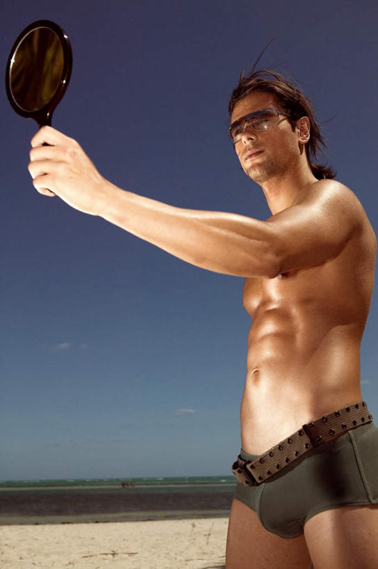 西方人,肌肉,健壮,一个人,站,竖图,室外,白天,侧面,海浪,海洋,沙滩,镜子,欧洲,欧洲人,仅一个男性,仅一个人,握,阴影,裤子,光线,墨镜,沙子,眼镜,影子,海岸,浪花,水平线,辽阔,海平线,沙地,拿,拿着,注视,仅一个年轻男性,蓝色,蓝天,天空,阳光,海水,太阳镜,太阳眼镜,天,观察,看,站着,广阔,健康,遮阳镜,活力,力量,握着,晴朗,观看,青春,一望无际,镜像,察看,强壮,镜面,关注,海景,万里无云,无边无际,一马平川,男人,男性,年轻男性,白种人,大海,风浪,海,海水的波动,海滩,近岸浪,涌浪,晴空,晴空万里,站立,半身,彩图,水天相接,水天一线