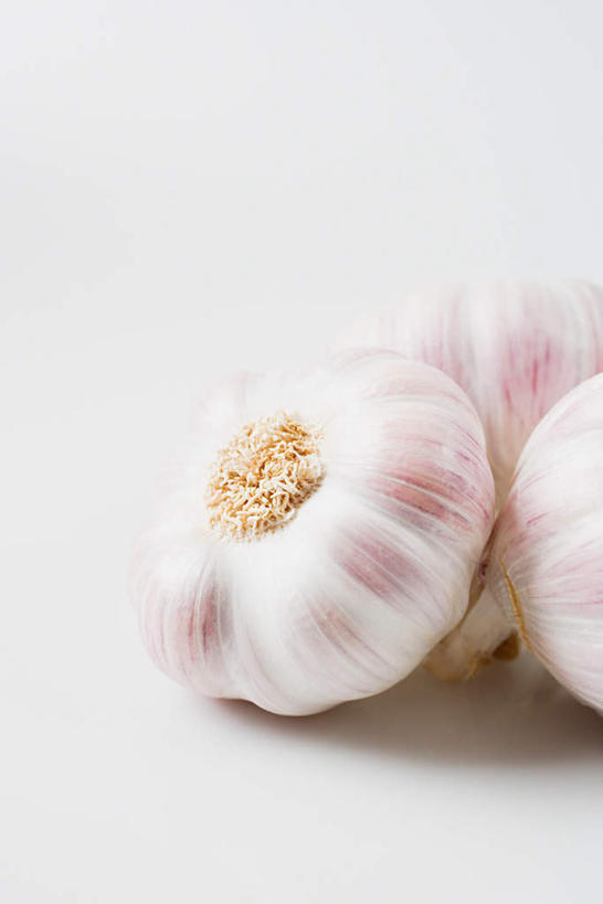 无人,竖图,俯视,室内,特写,白天,白色背景,蔬菜,蒜,阴影,新鲜,光线,影子,食品,蒜头,食物,三个,白色,摄影,有机食品,绿色食品,影棚,胡蒜,大蒜,彩图,高角度拍摄,影棚拍摄,拍摄