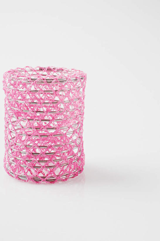 无人,竖图,俯视,室内,特写,白天,白色背景,阴影,光线,影子,塑料,一个,粉色,塑料制品,日用品,摄影,影棚,单个,卷发器,美发用品,彩图,高角度拍摄,影棚拍摄,拍摄